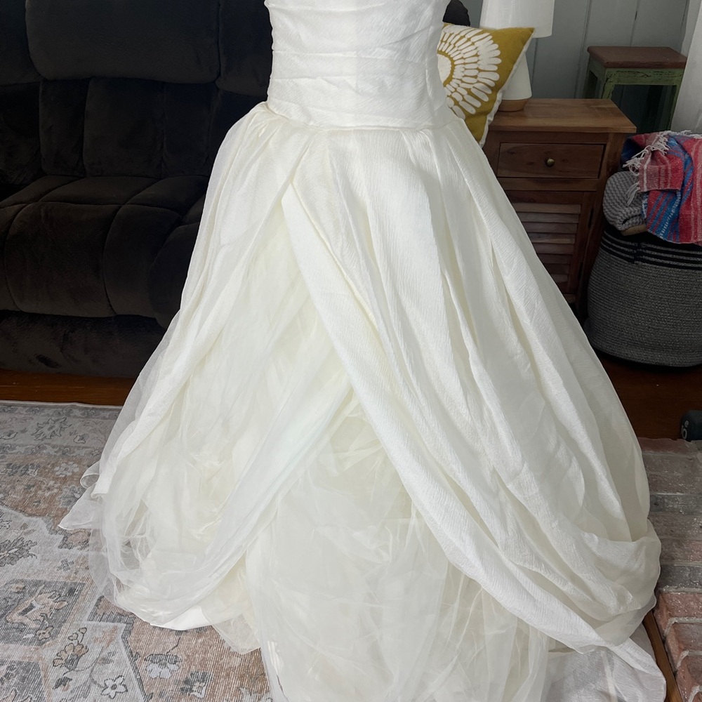 Vera Wang organza sweetheart tulle wedding dress - Picture 3 of 16